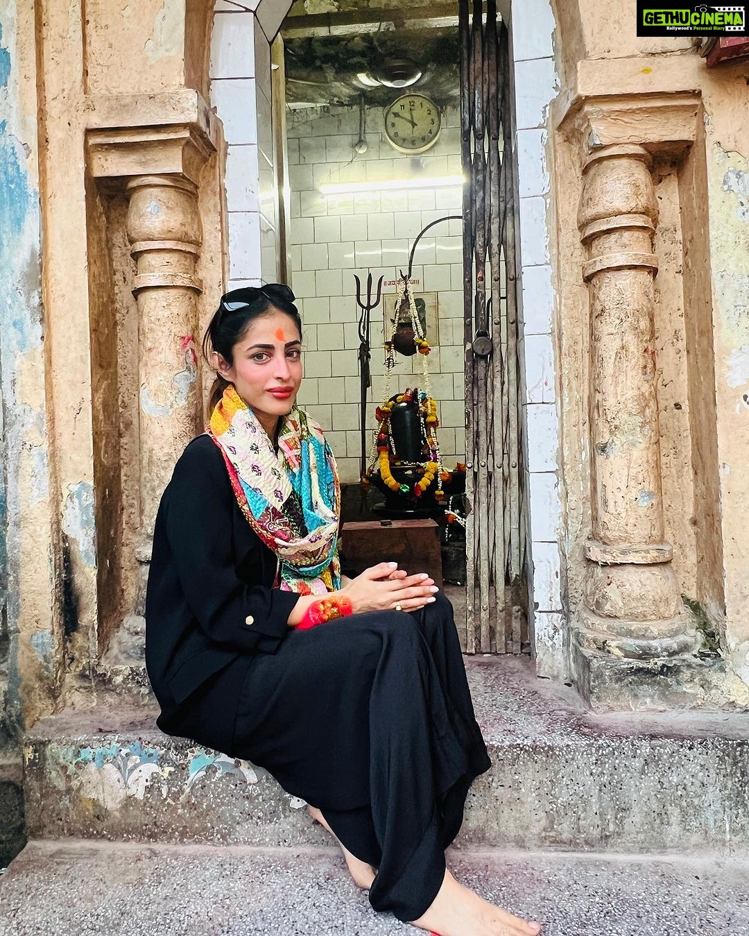 Priya Banerjee Instagram - What a powerful and surreal experience. Thank you for having us Maa. Joy Maa 🌺❤️ #kalighat 🙏🏻 Kalighat - কালীঘাট
