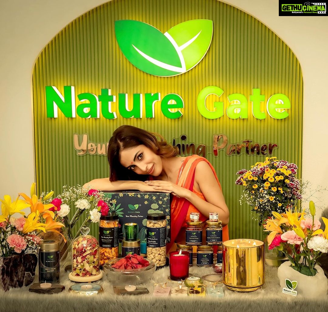 Priya Banerjee Instagram - #AD ✨ Illuminate this Diwali With The Perfect Gift! 💥 Indulge In The Joy Of Luxury Gifting And Guilt-Free Delights With @naturegate_official ‘s Healthy, Baked and Gluten-Free Snacks. Get your gift hampers right away✨ Dm @naturegate_official Contact 📞 +91 98520 70070 +91 98197 85512 #diwaligifting #luxury #healthysnacking #bakedgoodies #glutenfreedelights #naturegate #yummytreats #celebarationtime #diwalifeast #feastmode