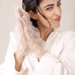 Priya Banerjee Instagram - #AD ✨ Diwali is here which means a new look! 💥 Thanks to the @lorealparis Casting Creme Gloss Ultra Visible, I’m just so in love with my hair💞 It has no ammonia, gives a vibrant colour even on dark hair, and lasts 32 washes. It made my hair 5X glossier and shinier even on dark hair. I chose the shade caramel brown 634 from their new Ultra Visible Range. @mynykaa #LOrealParis #UltraVisibleHairColor #MyHairColorMyExpression #LOrealParisIndia *24Hr prior allergy patch tests should be done 🎥 @framingframesbyps
