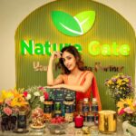 Priya Banerjee Instagram - #AD ✨ Illuminate this Diwali With The Perfect Gift! 💥 Indulge In The Joy Of Luxury Gifting And Guilt-Free Delights With @naturegate_official ‘s Healthy, Baked and Gluten-Free Snacks. Get your gift hampers right away✨ Dm @naturegate_official Contact 📞 +91 98520 70070 +91 98197 85512 #diwaligifting #luxury #healthysnacking #bakedgoodies #glutenfreedelights #naturegate #yummytreats #celebarationtime #diwalifeast #feastmode