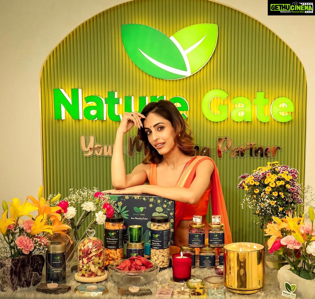 Priya Banerjee Instagram - #AD ✨ Illuminate this Diwali With The Perfect Gift! 💥 Indulge In The Joy Of Luxury Gifting And Guilt-Free Delights With @naturegate_official ‘s Healthy, Baked and Gluten-Free Snacks. Get your gift hampers right away✨ Dm @naturegate_official Contact 📞 +91 98520 70070 +91 98197 85512 #diwaligifting #luxury #healthysnacking #bakedgoodies #glutenfreedelights #naturegate #yummytreats #celebarationtime #diwalifeast #feastmode