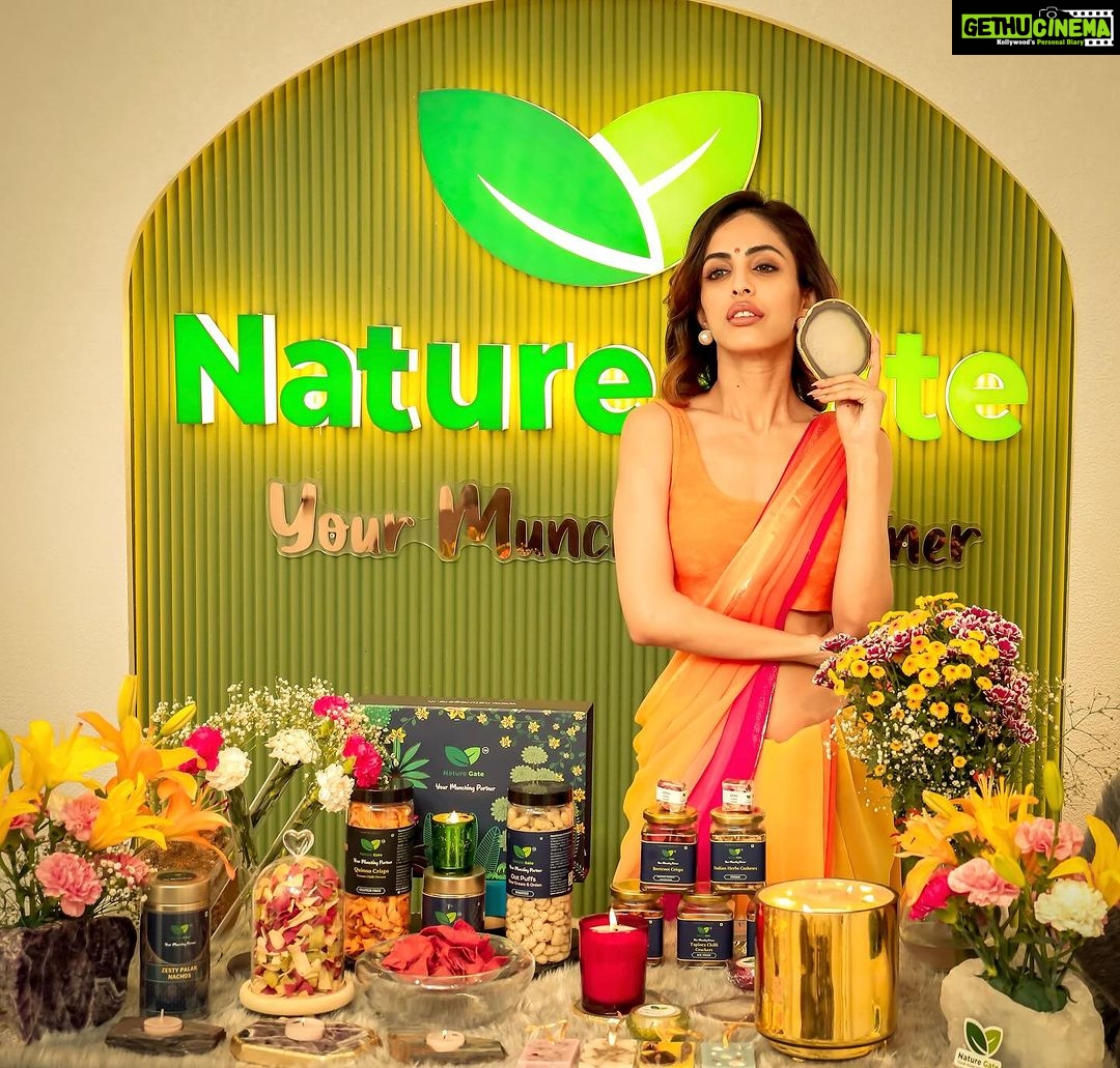 Priya Banerjee Instagram - #AD ✨ Illuminate this Diwali With The Perfect Gift! 💥 Indulge In The Joy Of Luxury Gifting And Guilt-Free Delights With @naturegate_official ‘s Healthy, Baked and Gluten-Free Snacks. Get your gift hampers right away✨ Dm @naturegate_official Contact 📞 +91 98520 70070 +91 98197 85512 #diwaligifting #luxury #healthysnacking #bakedgoodies #glutenfreedelights #naturegate #yummytreats #celebarationtime #diwalifeast #feastmode