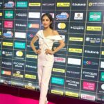 Priya Banerjee Instagram - A fun filled fest with some interesting interactions n even more interesting people 🤍 #OTTIndiafest @realbollywoodhungama HMUA @makeupbychanch Stylist: @jigisha.dalal Jumpsuit: @lavishalice Neck chain: @whbm Heels: @zara