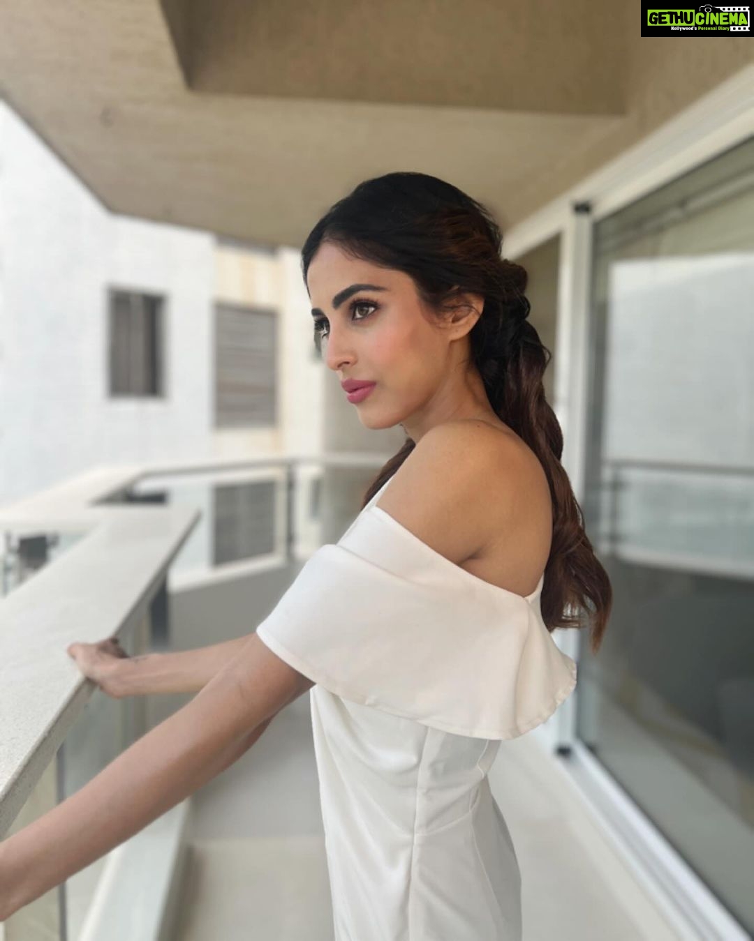 Priya Banerjee Instagram - A fun filled fest with some interesting interactions n even more interesting people π€ #OTTIndiafest @realbollywoodhungama HMUA @makeupbychanch Stylist: @jigisha.dalal Jumpsuit: @lavishalice Neck chain: @whbm Heels: @zara