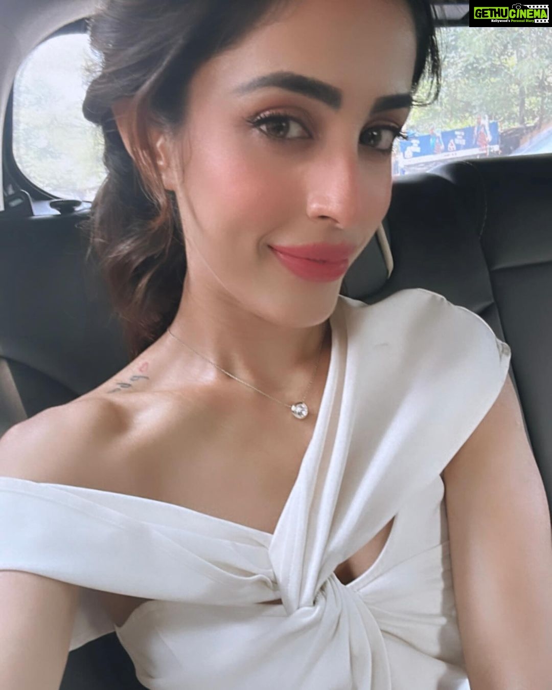 Priya Banerjee Instagram - A fun filled fest with some interesting interactions n even more interesting people π€ #OTTIndiafest @realbollywoodhungama HMUA @makeupbychanch Stylist: @jigisha.dalal Jumpsuit: @lavishalice Neck chain: @whbm Heels: @zara