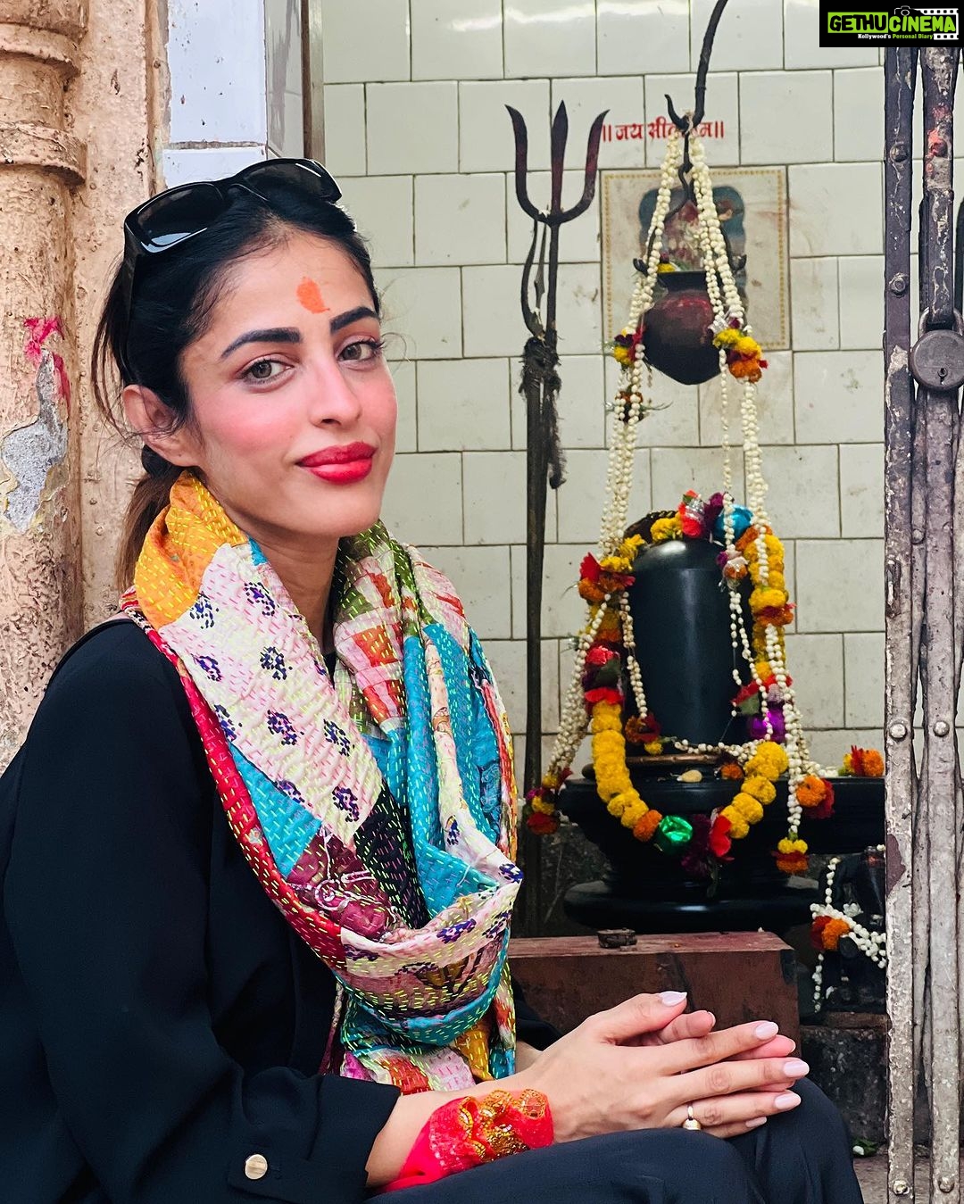 Priya Banerjee Instagram - What a powerful and surreal experience. Thank you for having us Maa. Joy Maa 🌺❤️ #kalighat 🙏🏻 Kalighat - কালীঘাট