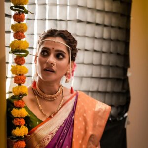 Priya Bapat Instagram - @chitale.bandhu बाकरवडीची Ad बघितली का ? 
Thank you @nipundharmadhikari तुझ्याबरोबरचं पहिलं काम 😄❤️
Thank you @16by64 😄🫶🏻
My best team @saurabh_kapade @nilampatel12 
@ruturaajshinde @udaynene 
❤️❤️मज्जा आली 🫶🏻🫶🏻
📸 @bhushangavasofficial