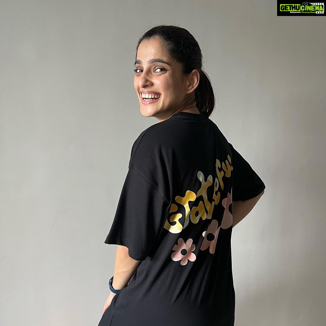 Priya Bapat Instagram - Embracing every day with a heart full of gratitude 🌸 🌼 Thank you, Prajakta @mostlysane for this beautiful reminder of the love that surrounds us! 💕 #mostlysanemerch