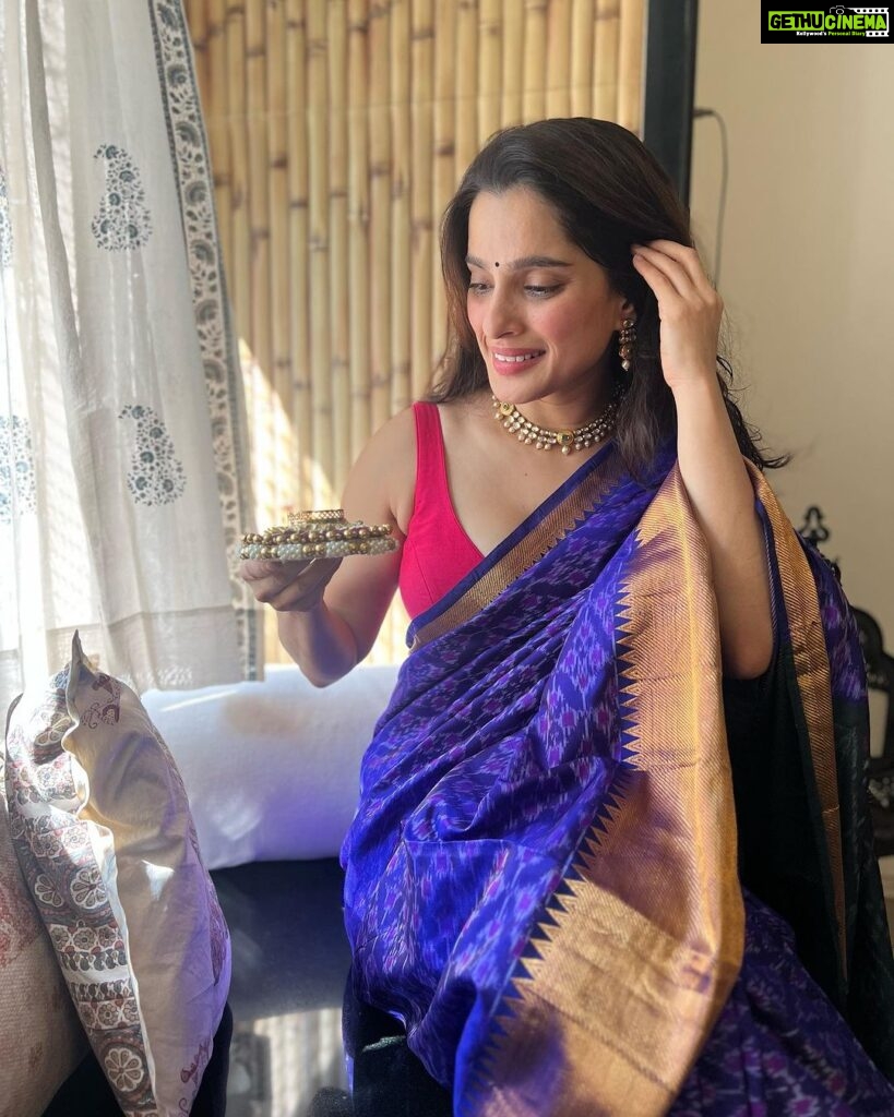 Priya Bapat Instagram - दिवाळीच्या खूप खूप शुभेच्छा 🪔 Saree @sawenchi