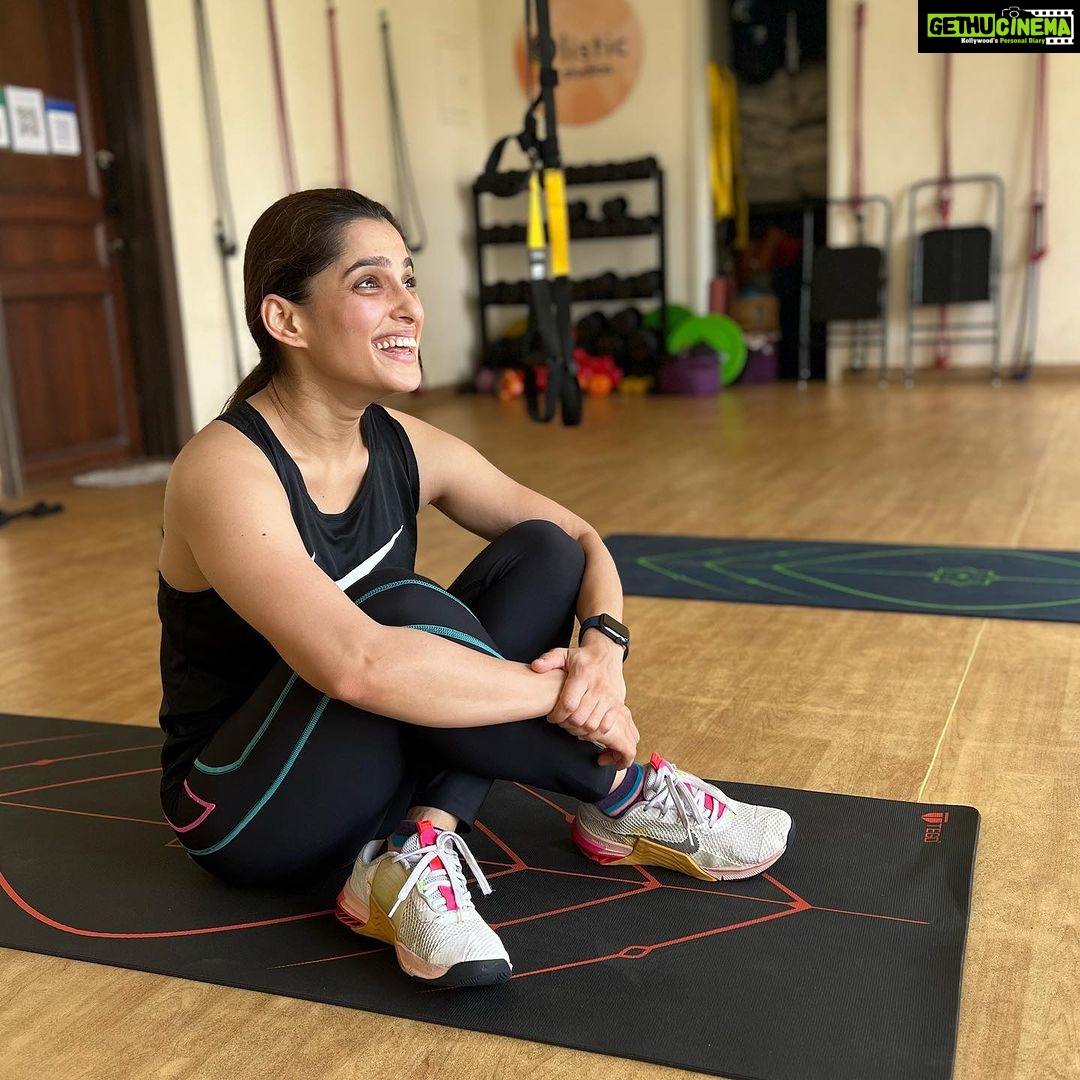 Priya Bapat Instagram - Here's your Monday motivation! Now go crush it at the gym! 🏋🏻♀️😄