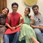 Priya Bapat Instagram - नवीन नाटक. आपल्या आवडीच्या माणसांबरोबर पुन्हा एक नवी सुरवात. “जर -तर” ची गोष्ट ५ अॅागस्ट पासून प्रयोग सुरू.