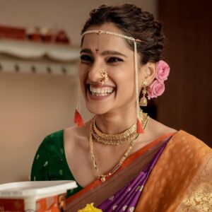 Priya Bapat Instagram - @chitale.bandhu बाकरवडीची Ad बघितली का ? Thank you @nipundharmadhikari तुझ्याबरोबरचं पहिलं काम 😄❤️ Thank you @16by64 😄🫶🏻 My best team @saurabh_kapade @nilampatel12 @ruturaajshinde @udaynene ❤️❤️मज्जा आली 🫶🏻🫶🏻 📸 @bhushangavasofficial