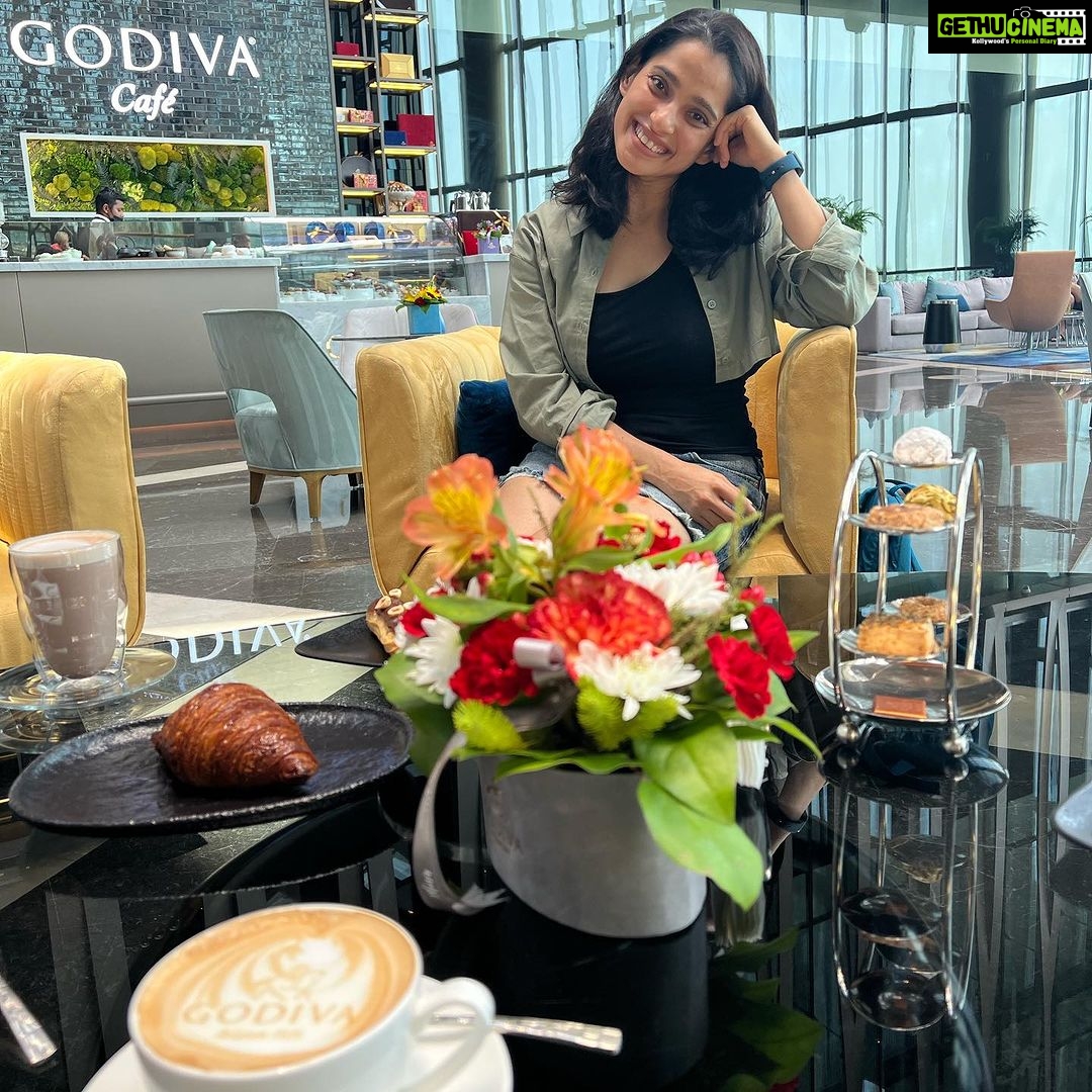 Priya Bapat Instagram - Coffee isn't just a drink, it's an emotion. Can you tell from my face? ☕️😌 Swipe left to know more 😄