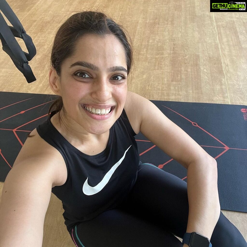 Priya Bapat Instagram - Here's your Monday motivation! Now go crush it at the gym! 🏋🏻‍♀️😄