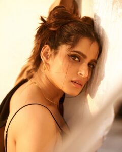 Priya Bapat Instagram - Zooming in on my glamorous side😉