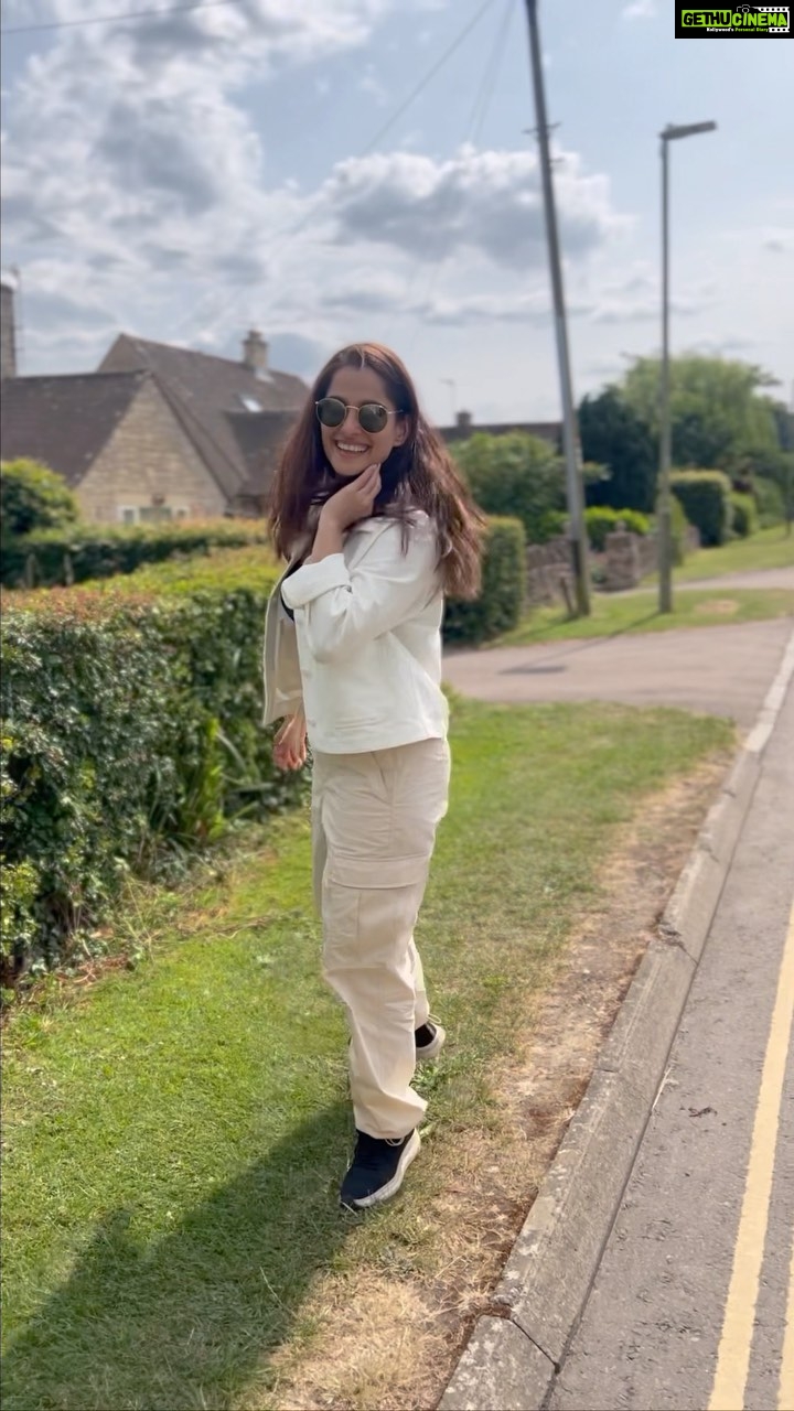 Priya Bapat Instagram - London called so here I am ❤️ London, UK