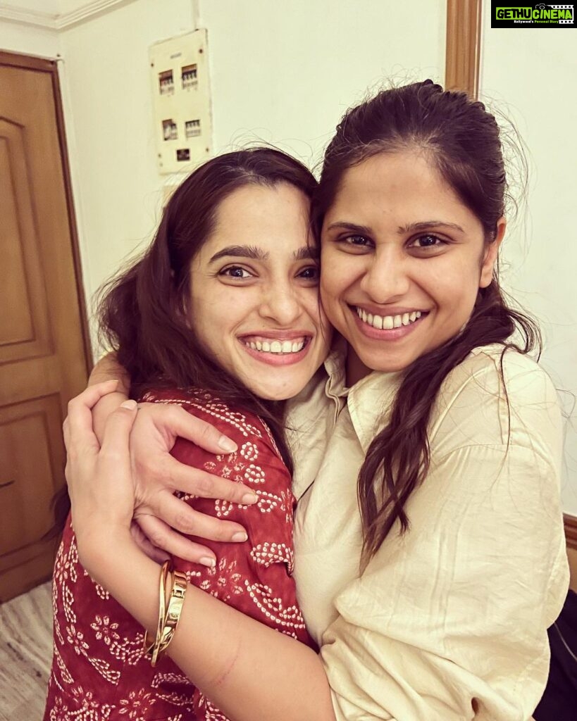 Priya Bapat Instagram - Happpyyyy birthday sai ❤️ @saietamhankar posting the picture we clicked on Girija’s birthday 😅🥰😘 Love! Have a fantastic year!