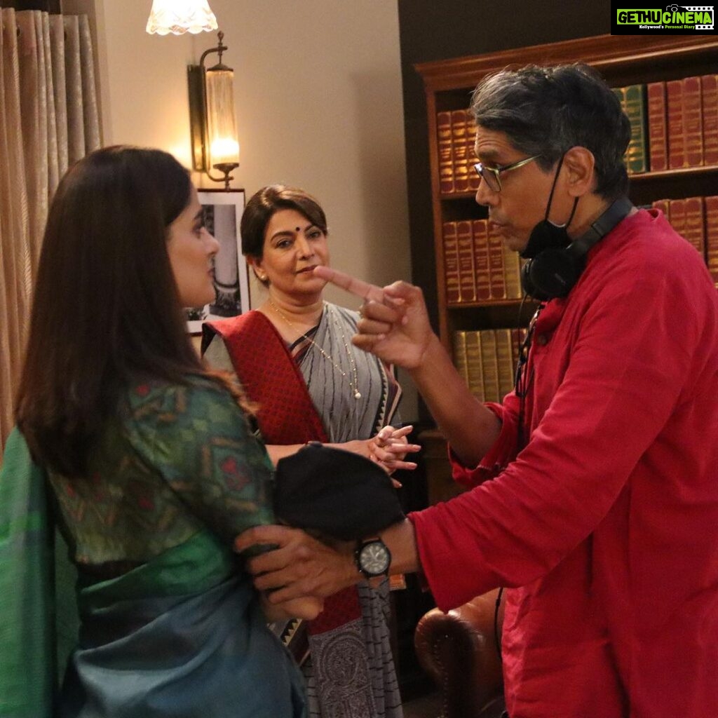 Priya Bapat Instagram - Remember this scene from the COD3 ? What’s the ultimatum Poornima gives here ? I am reading comments 😀 Swipe left to see a BTS pic of Nagesh sir directing us.❤️😄 #cityofdreams3 #hotstar #applause #mostviewed #thankyou #poornimagaikwad #strong #strongwomen