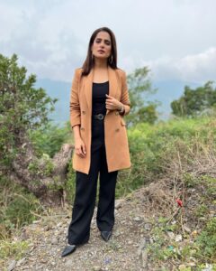 Priya Bapat Instagram - Nahi bach payega ab koi con kyuki aa gayi hai Ritu Bhandari with her A-game on! 🤩

#RafuchakkarOnJioCinema streaming free, 15 June onwards.

@saurabh_kapade @nilampatel12 
@manieshpaul @priyabapat @akshapardasany @officialjiostudios @jiocinema @gseamsak  @shirin_sewani @officialsushantsingh @vikramkochhar @aakashdahiya002 @iambrij0808 @chahatvig @bhawsheel @lekhaprajapati @actortrupti @kuldeepsareen @pravinadeshpande @arjunsbaran @kartiknishandar @ritams18 @tejkarran @miiteshjethvva @himanichauhan @uditsangghvi @nitinzanwar
#Rafuchakkar #JioCinema #JioStudios #GSEAMS #ArjunSingghBaran #KartkDNishandar #RafuchakkarOnJioCinema #JyotiDeshpande #ManieshPaul #PriyaBapat #AkshaPardasany #sushantsingh