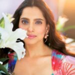 Priya Bapat Instagram - 🌸🌸🌸 📸 @tejasnerurkarr @marviza_official @parishrijewellery @bapatshweta @saurabh_kapade @hairbymeghaa #cityofdreams #season3 #promotion