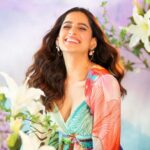 Priya Bapat Instagram - 🌸🌷🌼🌻🌺🪷🍃 📸 @tejasnerurkarr @marviza_official @parishrijewellery @bapatshweta @saurabh_kapade @hairbymeghaa #cityofdreams #season3 #promotion