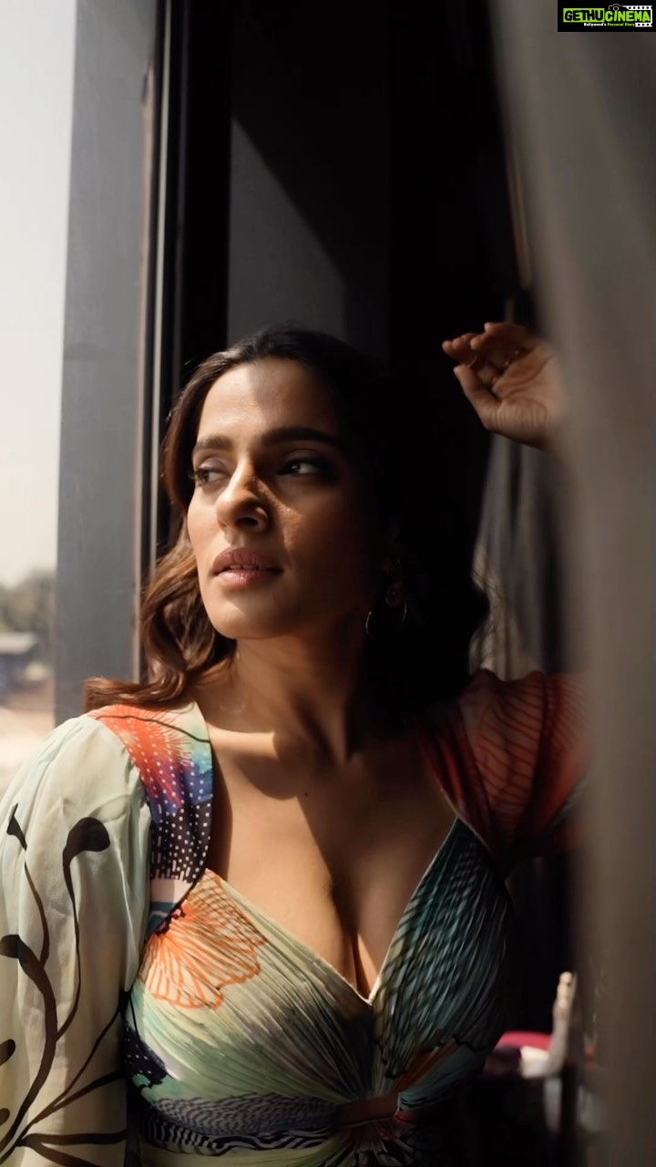 Priya Bapat Instagram - My stupid Heart ❤️ I’m grateful to have such an amazing team working alongside me. Thank you guys! @saurabh_kapade @hairbymeghaa @raasshhmii @bapatshweta @yash_kadam_ @amatullafullstop @dawnmedia.dm