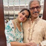 Priya Bapat Instagram - प्रिय बाबा, आज तुमचा ८१ वा वाढदिवस. तुम्हाला उत्तम आरोग्य लाभो हीच सदिच्छा. मी कितीही आईवेडी असले तरीही माझ्या वडिलांशी माझं असलेलं नातं जास्त युनिक आहे.   प्रत्येक मोठा निर्णय घेताना आम्हा दोन चिमुरड्या मुलींना समोर बसवून त्यांचं मत विचारात घेणारे "माझे बाबा". अवाजवी हट्ट नाही, पण आपल्या मुलींचे शक्य ते सर्व लाड करणारे माझे बाबा. माझा हात धरून पहिल्यांदा मला शूटिंग च्या सेट वर घेऊन जाणारे आणि B. A  Economics  केल्यावर बँकेची परीक्षा दे म्हणून आग्रह धरणारे. आणि तरीही मी चित्रपट क्षेत्राची निवड केल्यावर ठामपणे माझ्या पाठीशी उभे राहणारे माझे बाबा. खरंतर खूप कमी व्यक्त होणारे, पण आईच्या तक्रारी घेऊन जेव्हा ते माझ्याकडे यायचे, तेव्हा मला पालकाच्या भूमिकेत बघायचे. विश्वास, जबाबदारी आणि प्रेम या तीनही भावनांशी ओळख करून देणारे आणि त्यांना कायम घट्ट धरून ठेवणारे माझे बाबा. मला खूप जणं विचारतात लग्नानंतर मी माझं आडनाव का नाही बदललं. कारण, I am proud to be ‘Sharad Bapat’s daughter. बाबा, तुम्ही मला "प्रिया" म्हटलत आणि "प्रिया शरद बापट" ही ओळख दिलीत जी मी आयुष्यभर जपेन.