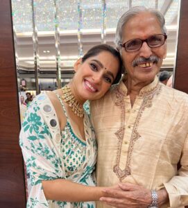 Priya Bapat Instagram - प्रिय बाबा, आज तुमचा ८१ वा वाढदिवस. तुम्हाला उत्तम आरोग्य लाभो हीच सदिच्छा.

मी कितीही आईवेडी असले तरीही माझ्या वडिलांशी माझं असलेलं नातं जास्त युनिक आहे.  

प्रत्येक मोठा निर्णय घेताना आम्हा दोन चिमुरड्या मुलींना समोर बसवून त्यांचं मत विचारात घेणारे "माझे बाबा". अवाजवी हट्ट नाही, पण आपल्या मुलींचे शक्य ते सर्व लाड करणारे माझे बाबा. माझा हात धरून पहिल्यांदा मला शूटिंग च्या सेट वर घेऊन जाणारे आणि B. A  Economics  केल्यावर बँकेची परीक्षा दे म्हणून आग्रह धरणारे. आणि तरीही मी चित्रपट क्षेत्राची निवड केल्यावर ठामपणे माझ्या पाठीशी उभे राहणारे माझे बाबा. खरंतर खूप कमी व्यक्त होणारे, पण आईच्या तक्रारी घेऊन जेव्हा ते माझ्याकडे यायचे, तेव्हा मला पालकाच्या भूमिकेत बघायचे. विश्वास, जबाबदारी आणि प्रेम या तीनही भावनांशी ओळख करून देणारे आणि त्यांना कायम घट्ट धरून ठेवणारे माझे बाबा.

मला खूप जणं विचारतात लग्नानंतर मी माझं आडनाव का नाही बदललं. कारण, I am proud to be ‘Sharad Bapat’s daughter. बाबा, तुम्ही मला "प्रिया" म्हटलत आणि "प्रिया शरद बापट" ही ओळख दिलीत जी मी आयुष्यभर जपेन.
