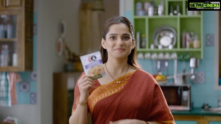 Priya Bapat Instagram - देसी चायनीजला का घाबरायचे? आता तुम्हाला हवं तेव्हा चिंग्स शेझवान फ्राईड राईस बनवणं सोप्या पद्धतीने ! #GharGharBanegaDesiChinese #ChingsDesiChinese #ChingsSecret #ILoveDesiChinese #schezwanfriedrice
