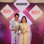 Priya Bapat Instagram - “Power couple” They said! पहिल्यांदाच आम्ही जोडीने पुरस्कार स्विकारला. Thank you #Navbharat #navrashtra @planetmarathiott