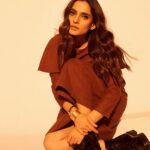 Priya Bapat Instagram - 🤎 If Poornima Gaikwad was a model 🤎😄 📸 @tejasnerurkarr Outfit @recherche_in_you_ @saurabh_kapade @bapatshweta @hairbymeghaa #cityofdreams #season3 #26may