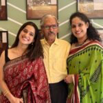 Priya Bapat Instagram - प्रिय बाबा, आज तुमचा ८१ वा वाढदिवस. तुम्हाला उत्तम आरोग्य लाभो हीच सदिच्छा. मी कितीही आईवेडी असले तरीही माझ्या वडिलांशी माझं असलेलं नातं जास्त युनिक आहे.   प्रत्येक मोठा निर्णय घेताना आम्हा दोन चिमुरड्या मुलींना समोर बसवून त्यांचं मत विचारात घेणारे "माझे बाबा". अवाजवी हट्ट नाही, पण आपल्या मुलींचे शक्य ते सर्व लाड करणारे माझे बाबा. माझा हात धरून पहिल्यांदा मला शूटिंग च्या सेट वर घेऊन जाणारे आणि B. A  Economics  केल्यावर बँकेची परीक्षा दे म्हणून आग्रह धरणारे. आणि तरीही मी चित्रपट क्षेत्राची निवड केल्यावर ठामपणे माझ्या पाठीशी उभे राहणारे माझे बाबा. खरंतर खूप कमी व्यक्त होणारे, पण आईच्या तक्रारी घेऊन जेव्हा ते माझ्याकडे यायचे, तेव्हा मला पालकाच्या भूमिकेत बघायचे. विश्वास, जबाबदारी आणि प्रेम या तीनही भावनांशी ओळख करून देणारे आणि त्यांना कायम घट्ट धरून ठेवणारे माझे बाबा. मला खूप जणं विचारतात लग्नानंतर मी माझं आडनाव का नाही बदललं. कारण, I am proud to be ‘Sharad Bapat’s daughter. बाबा, तुम्ही मला "प्रिया" म्हटलत आणि "प्रिया शरद बापट" ही ओळख दिलीत जी मी आयुष्यभर जपेन.