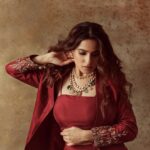 Priya Bapat Instagram - ❤️ Outfit @ggofficial.18 Neckpiece @shillpapuriidesignerjewellery Styled @bapatshweta 📷 @_prajwalkhade Make up @saurabh_kapade Hair @hairbymeghaa