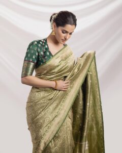Priya Bapat Instagram - 💚 

For @kohinoorgrouppune campaign 

Saree @warpnweftbysagrikarai 
Styled @bapatshweta 
Make up @saurabh_kapade 
Hair @nilampatel12 
📷 @vijaypowarphotography