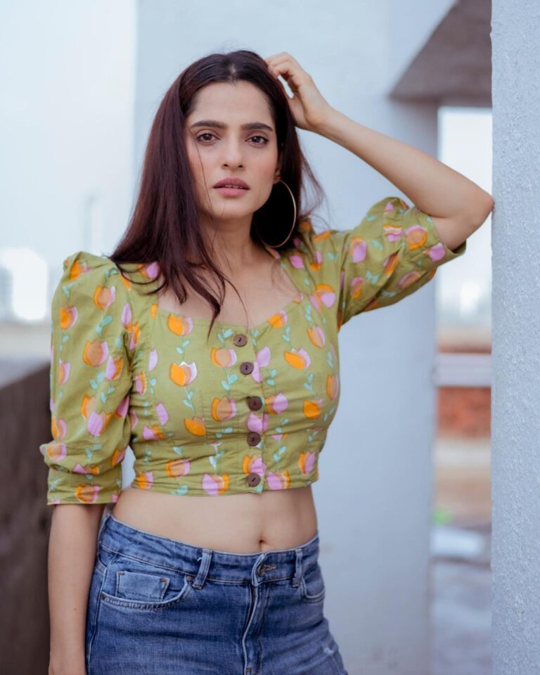 Priya Bapat Instagram - “Remembering summer” 😂 changing this due to today’s weather 😂😅 (In my head Summer is here ☀️) 📸 @deepali_td_official #throwback #oldphotos #old #summershoot #summer