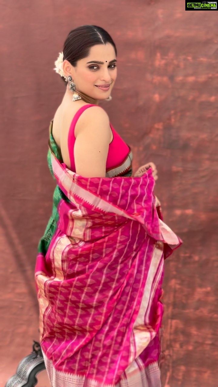 Priya Bapat Instagram - Elegance in motion ❤️ #sareelove Saree @sawenchi Make up @ganesh_nerlekar Hair @hairbyasmita