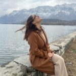 Priya Bapat Instagram - I think you all will have to see many more Kashmir photos 😅❤️❄️ Because I am in love with Kashmir.