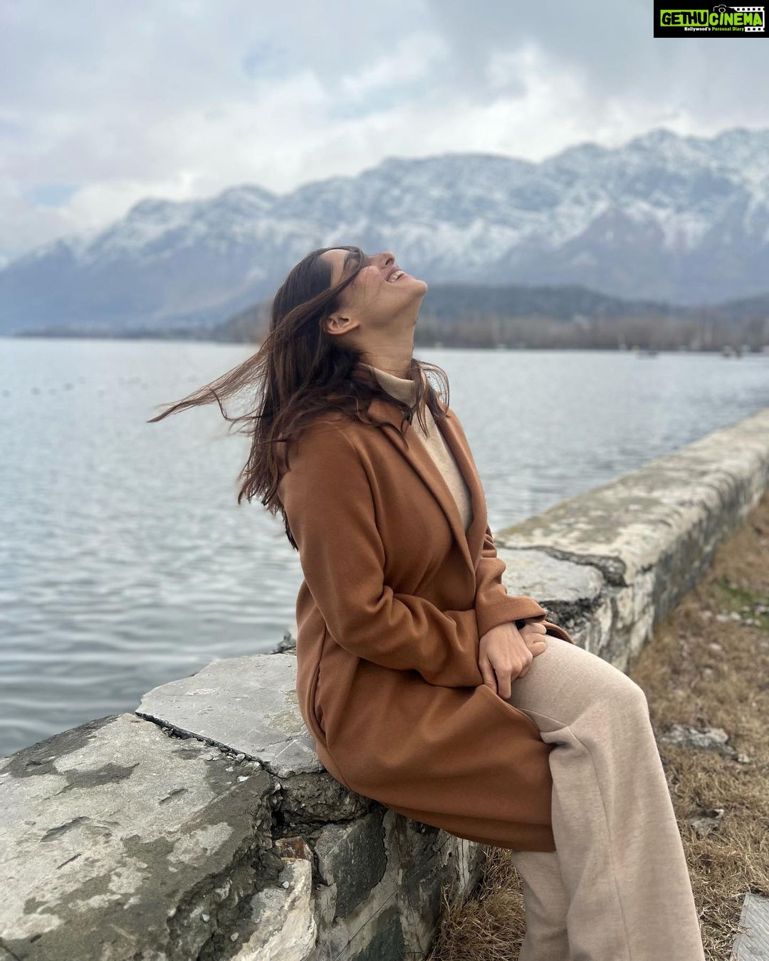 Priya Bapat Instagram - I think you all will have to see many more Kashmir photos 😅❤️❄️ Because I am in love with Kashmir.
