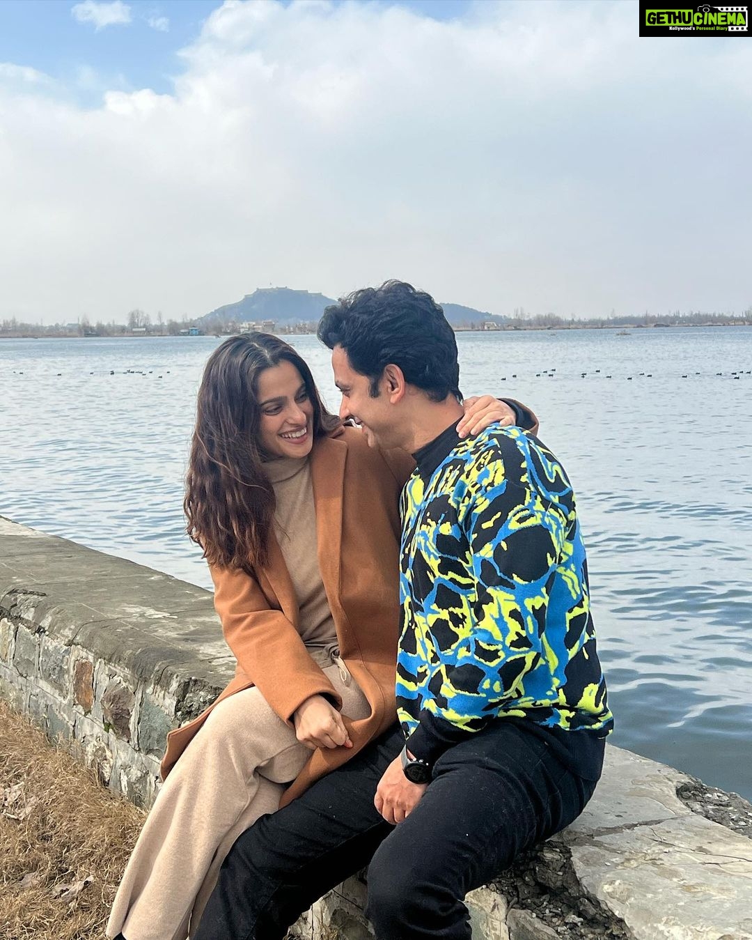 Priya Bapat Instagram - The way he looks at her… As if her smile is the only thing that could possibly matter! Love you ♾️ @umesh.kamat