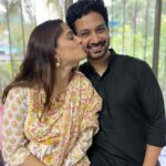 Priya Bapat Instagram - सगळ्यांसमोर प्रेम व्यक्त केलेलं मला भयंकर आवडतं 😘 तळटीप - खूप आवडीच्या गोष्टीला “भयंकर आवडणे” हे विशेषण माझी काकू द्यायची. “भयंकर” या शब्दाचा असाही वापर 😅