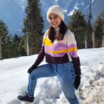 Priya Bapat Instagram - Me singing after my first winter trek in Kashmir ❤️ 😃❄️❄️😃