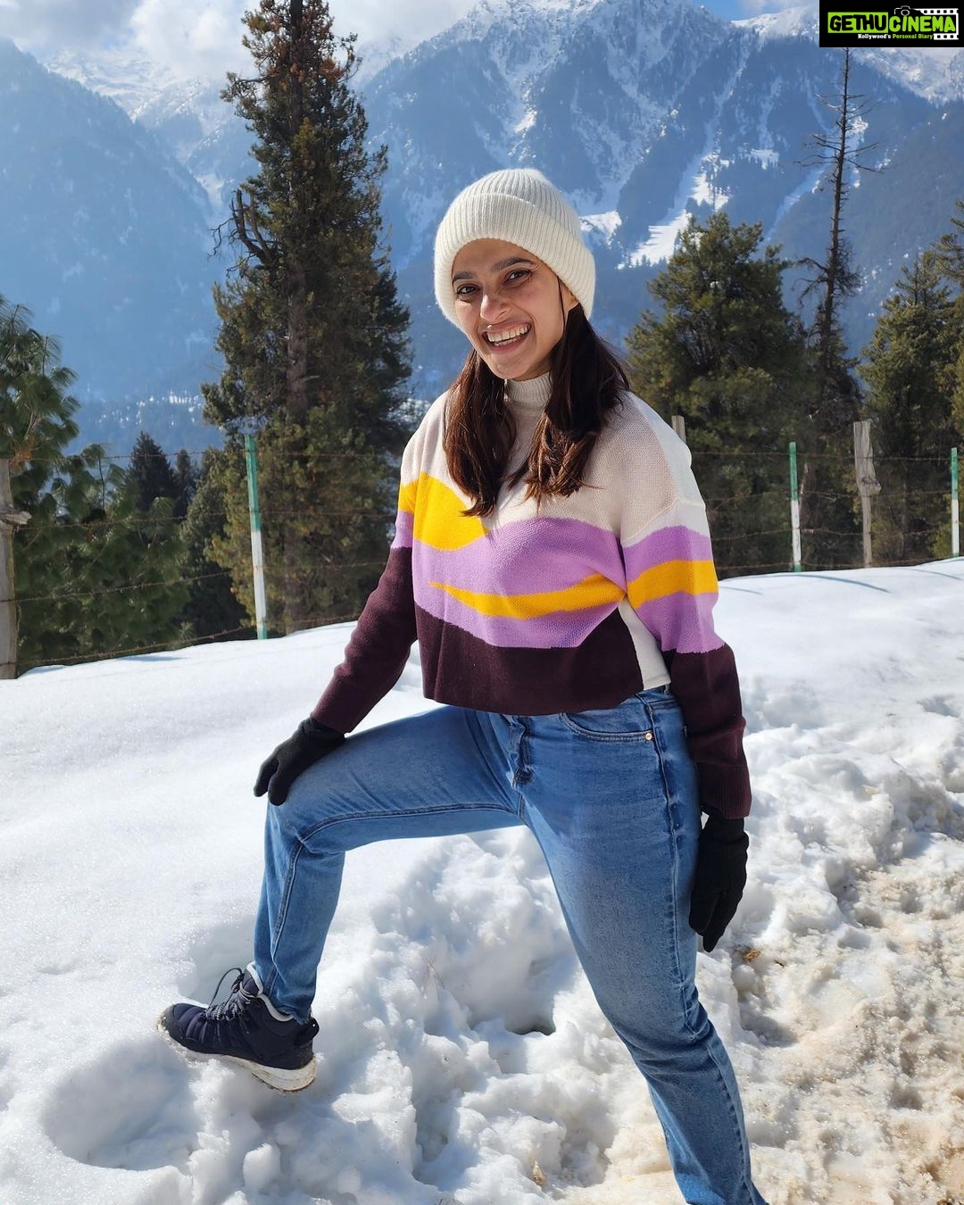 Priya Bapat Instagram - Me singing after my first winter trek in Kashmir ❤️ 😃❄️❄️😃