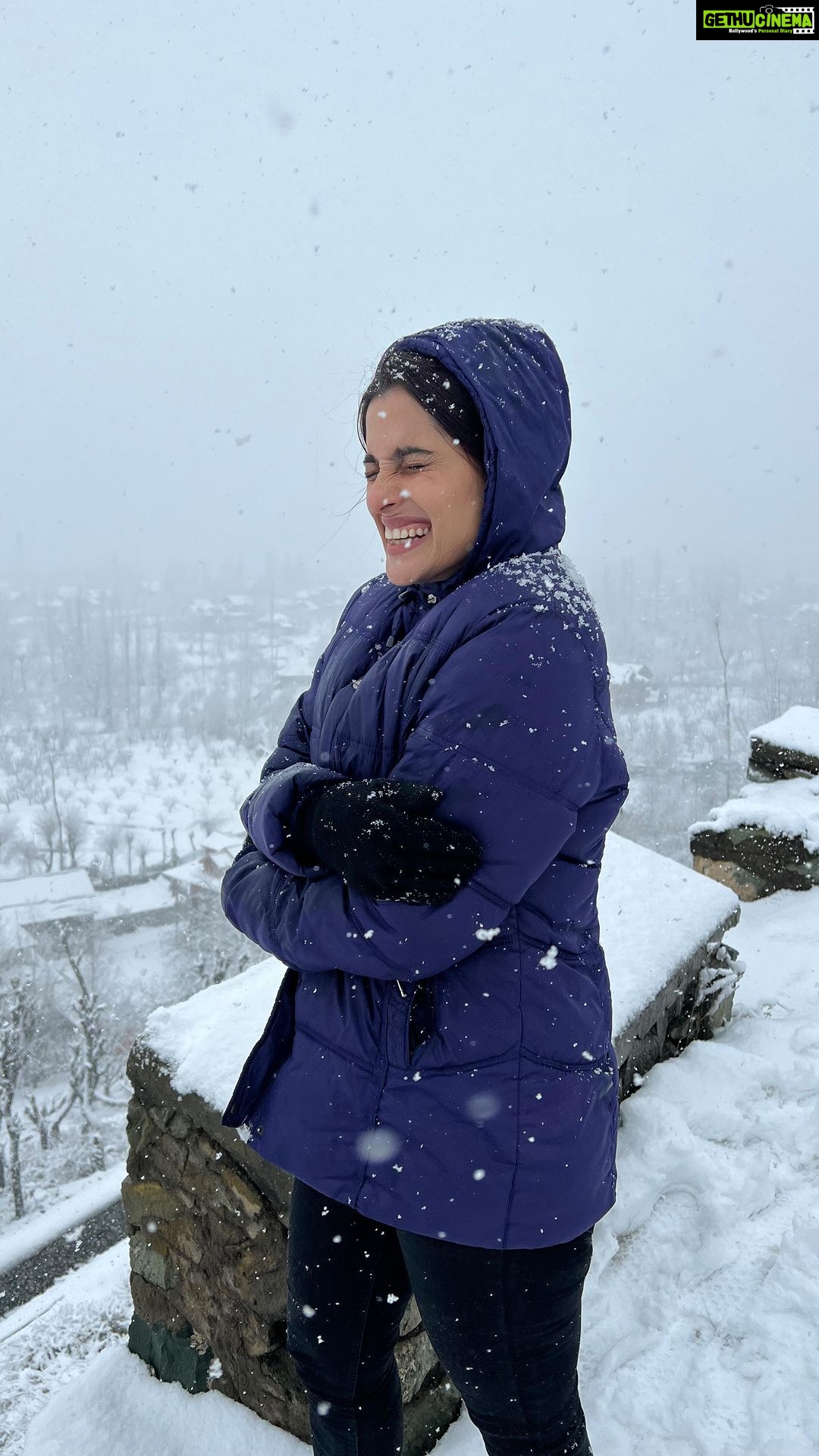 Priya Bapat Instagram - This trip to Kashmir is the most memorable one. For many reasons. If anyone would ask me what is my favourite destination, I never had a clear answer to that. But now, I know. It is only Kashmir. Long post or a blog coming soon after the trip. #kashmir #reels #reelsinstagram #kashmir #pahalgam #drungwaterfall #tangmurg #snow #snowfall #winterreel #winteroutfit #besttime