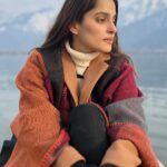 Priya Bapat Instagram - This song was made for a short film I did a year ago. The moment I was in Kashmir, in a Shikara On Dal lake, I was humming this song. This music, the voice is so soothing. Thought I should share this with you all. Song Composed by Karan Malhotra @karan.malhotra8 Singer @nupoorkhedkar Thank you @upwardfallfilms @upgrad_edu