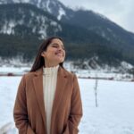 Priya Bapat Instagram - My version of this song when I am leaving for my next destination ❤️❤️❤️ #travel #india #bhatkanti #lovetraveling #kashmir #pehalgam #snow #winterfashion #winter