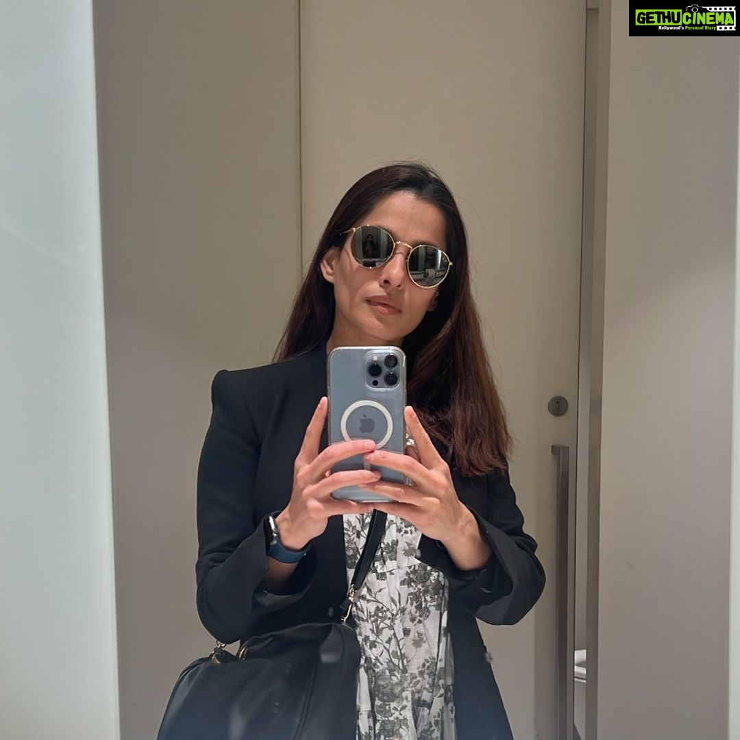 Priya Bapat Instagram - Can you guess if itโs a hotel room mirror or a toilet mirror? Letโs see how many of you get it right ๐
๐