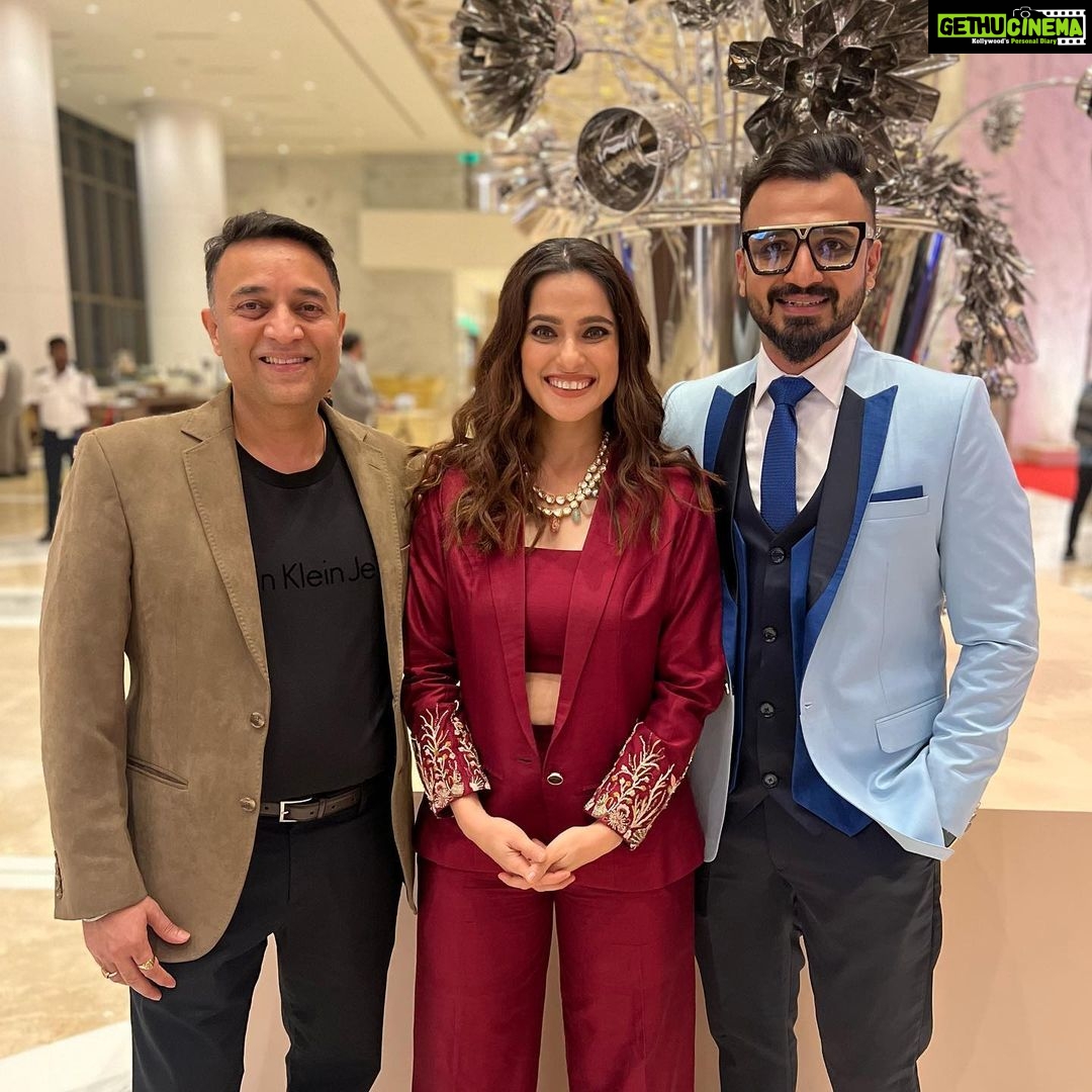 Priya Bapat Instagram - Feeling fabulous in this smart Western look for the Jio Studio event! Can't wait for you to see what we've been working on. #Rafuchakkar #Team #jiostudios #jyotideshpande @officialjiostudios @manieshpaul @akshapardasany @officialsushantsingh @tejkarran @himanichauhan @kartiknishandar @ritams18
