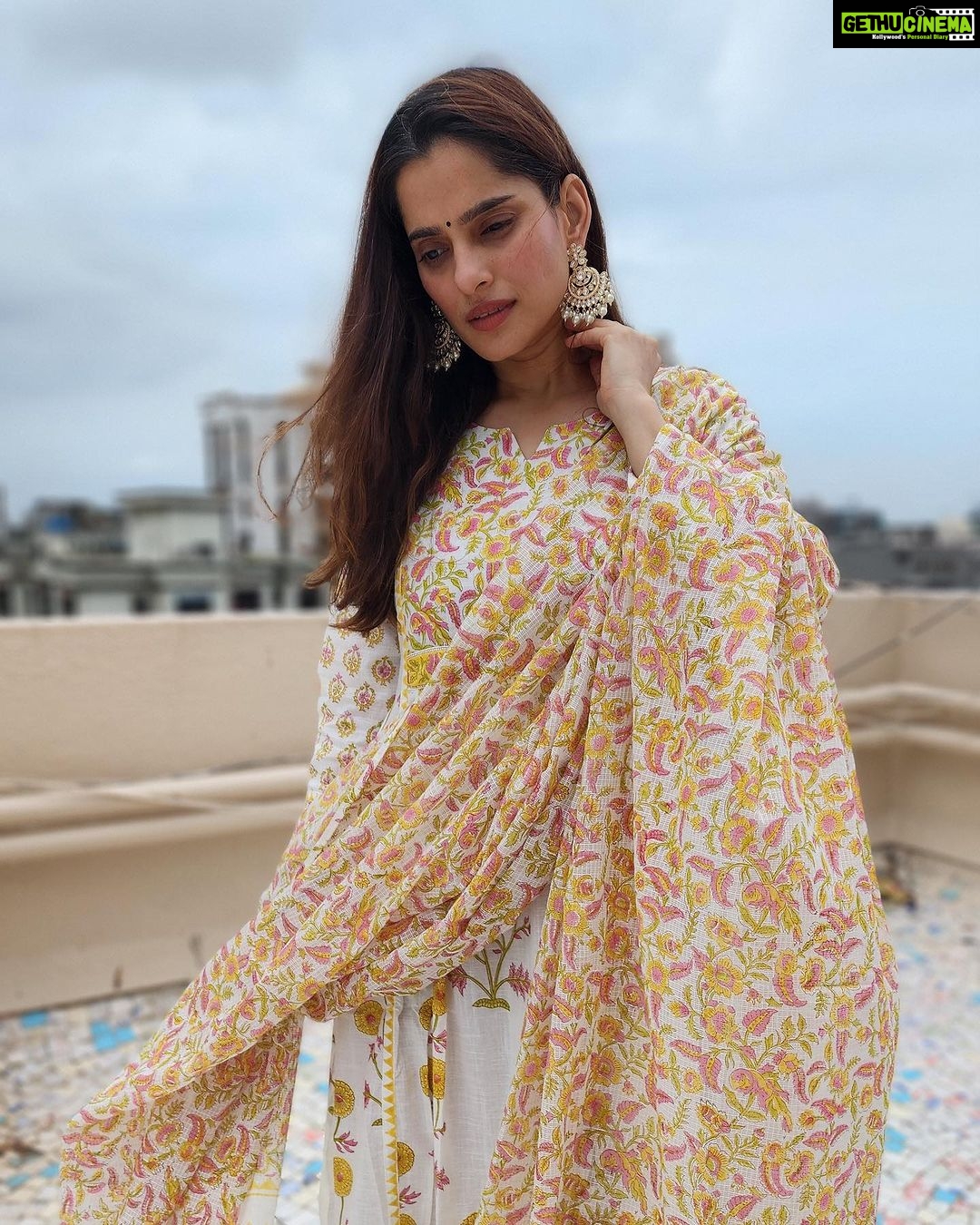 Priya Bapat Instagram - गौरी गणपती विसर्जन 🙏🏻 And … What a wonderful day spent with these fantastic people ❤️ Thank you for coming home and adding to the festive joy! Thank you @tara_c_tara For this lovely outfit ❤️