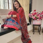 Priya Bapat Instagram – Blissful morning 🌸🌺

Saree @sawenchi