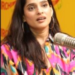 Priya Bapat Instagram - आणि काय हवं..... Full interview on Mirchi Marathi YOUTUBE. . . . #priyabapat #priyabapatkamat #priyabapatfans #priyaumesh #umeshkamatfans #umeshkamat #rjdnyaneshwari #couplegoals #couple #relationshipgoals #relationships #aanikayhava #jartarchigoshta #dadaekgoodnewsahe #love #priyaumesh #marathibhasha #marathifilm #marathiindustry #marathi #mirchimarathi #mirchimumbai #mirchiplus #mumbai